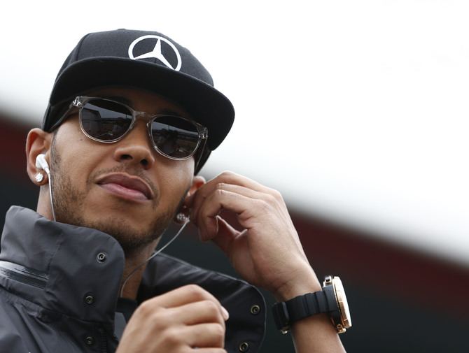 Wat doet Lewis Hamilton buiten het racen?